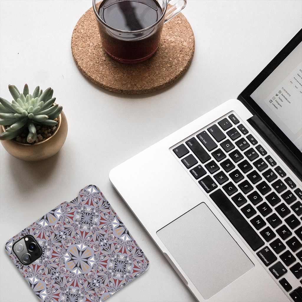iPhone 14 Pro Standcase Flower Tiles