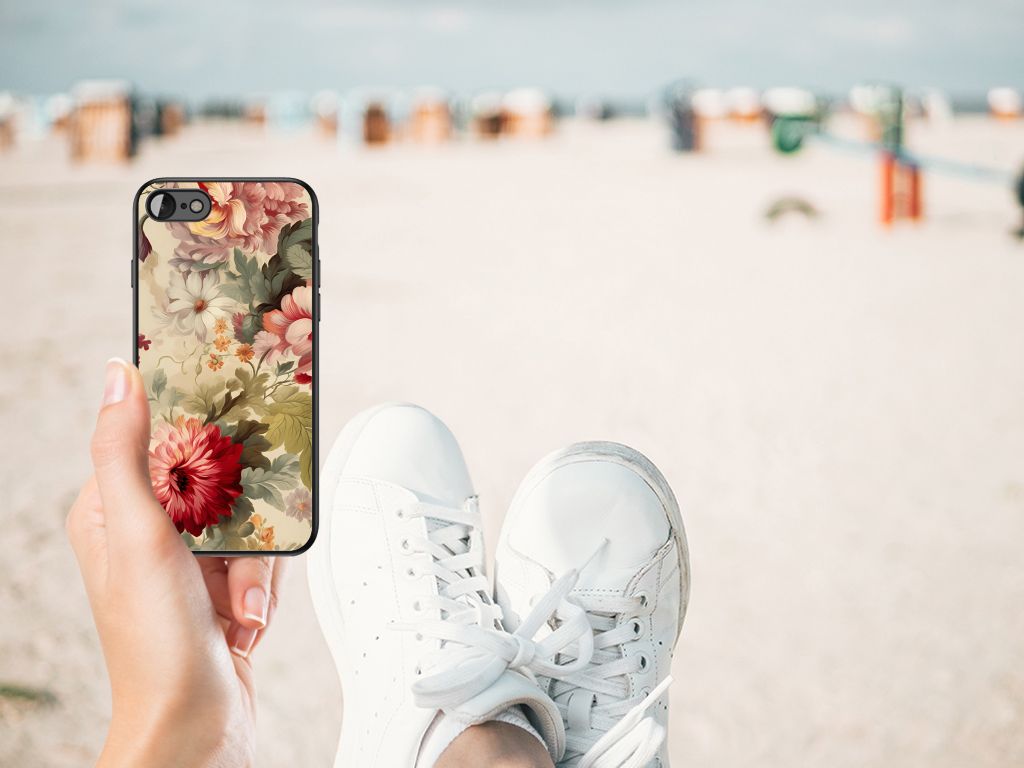 Bloemen Hoesje voor iPhone SE 2022 | SE 2020 | 7/8 Bloemen in hand met sneakers op het strand.
