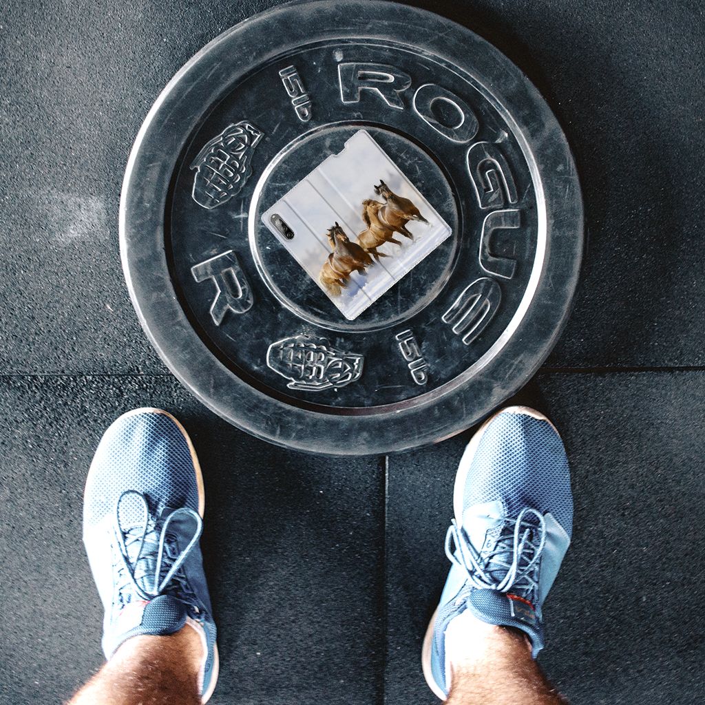 Sony Xperia L4 Hoesje maken Paarden op een gewichtsschijf in een sportschool.