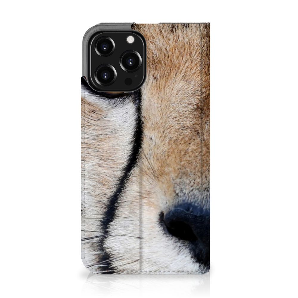 iPhone 13 Pro Max Hoesje maken Cheetah met close-up van een jachtluipaard op een stand case.