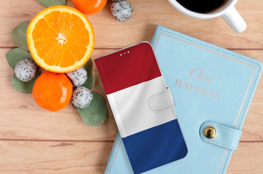Samsung Galaxy A71 Bookstyle Case Nederlandse Vlag op een houten tafel met fruit en een notitieboek
