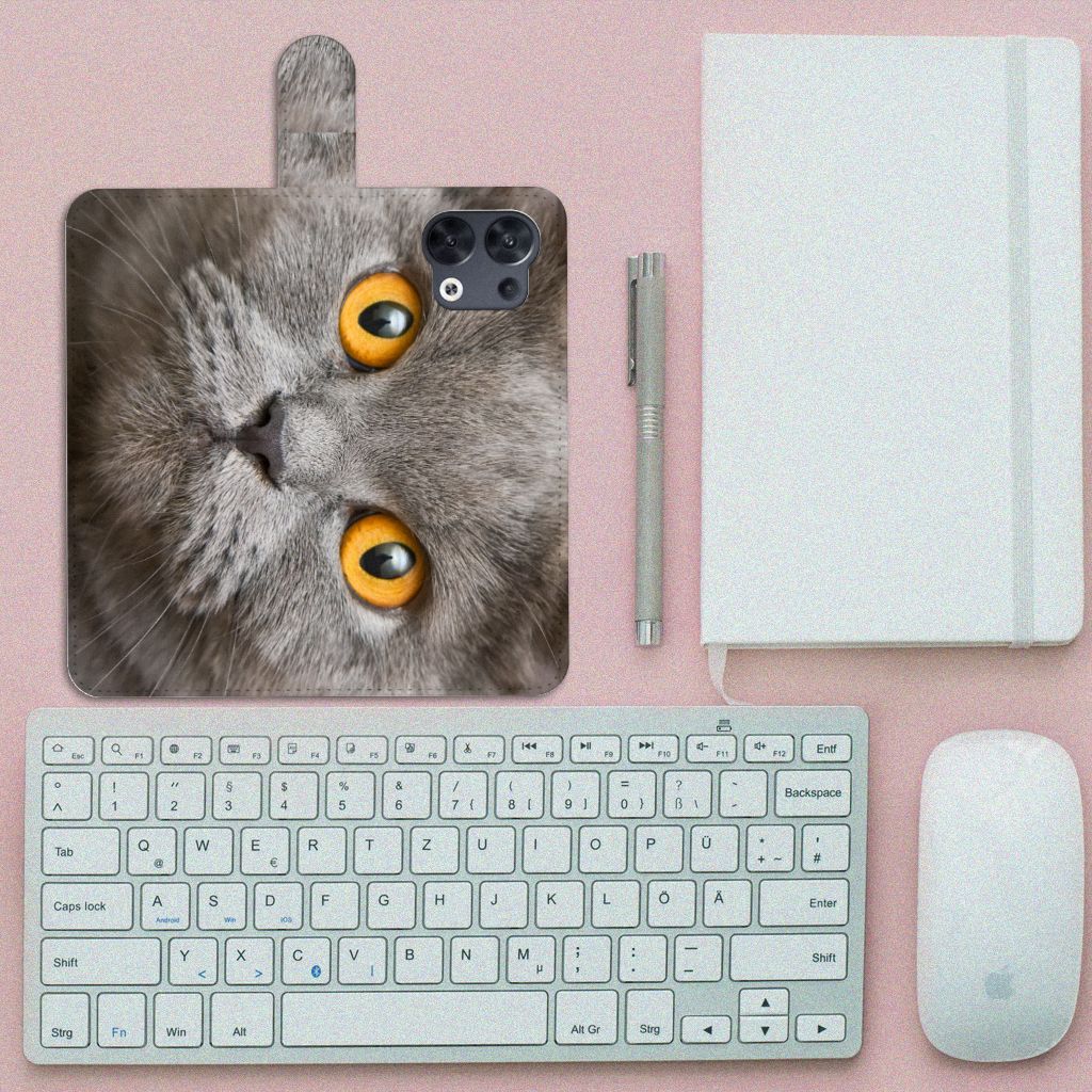 Telefoonhoesje met Pasjes OPPO Reno8 Britse Korthaar op een bureau met toetsenbord en notebook.
