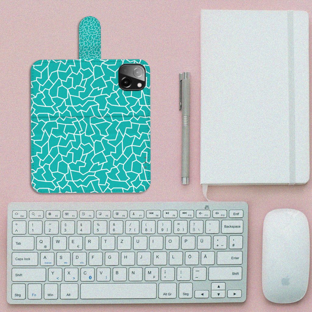 iPhone 13 Mini Hoesje Cracks Blue op een bureau met toetsenbord en notitieboek.