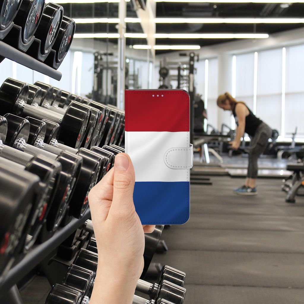 OnePlus Nord CE 5G Bookstyle Case Nederlandse Vlag in hand, met gewichtheffers op achtergrond