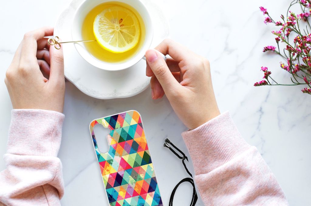 Samsung Galaxy A14 5G Doorzichtige Silicone Hoesje Geruit op een marmeren tafel met een kopje thee en bloemen.