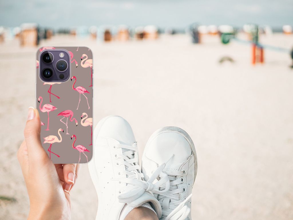 Apple iPhone 14 Pro TPU Hoesje Flamingo met kleurrijke flamingo's op een strand.