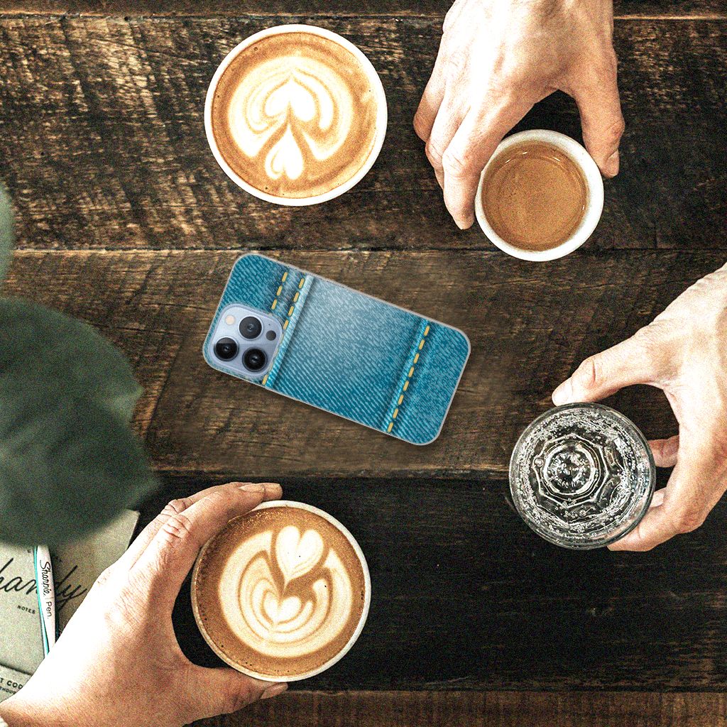 Apple iPhone 13 Pro Silicone Back Cover Jeans op een tafel met koffiekopjes en waterfles.