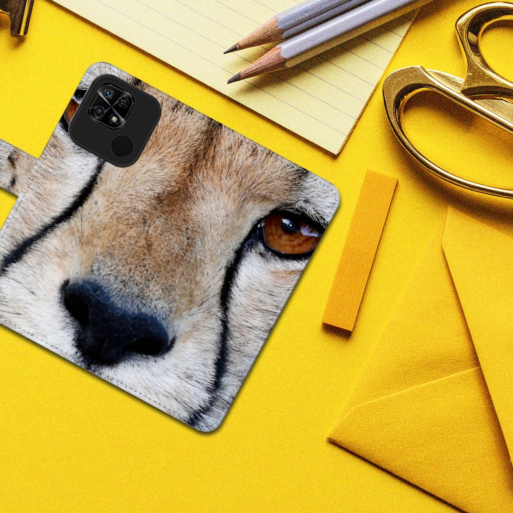 Xiaomi Redmi 10C Telefoonhoesje met Pasjes Cheetah close-up van cheeta op geel bureau.