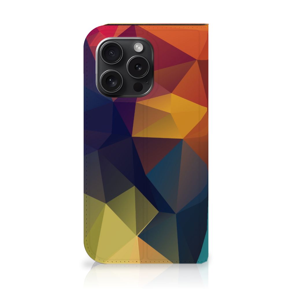 iPhone 15 Pro Stand Case Polygon Color met kleurrijke geometrische patronen en abstracte grafische effecten.