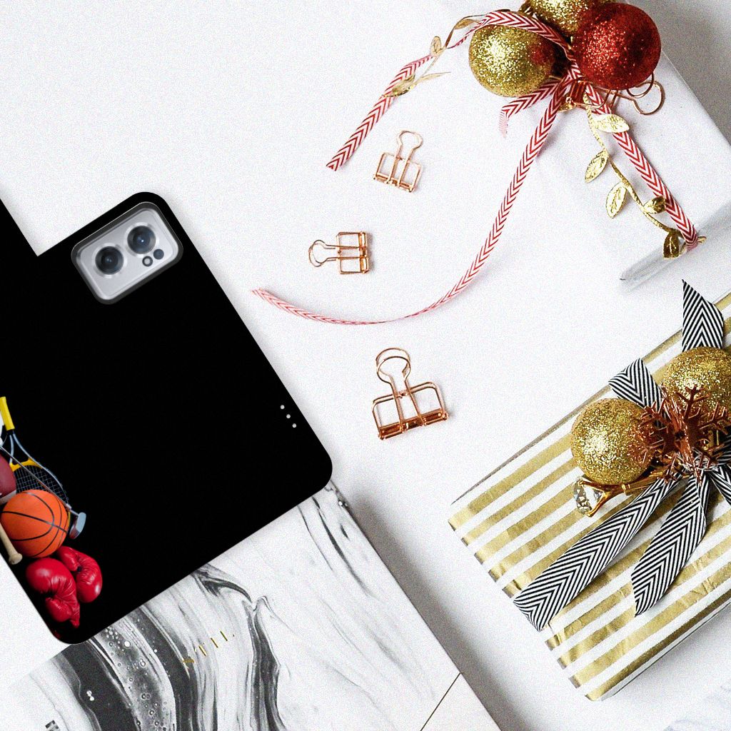 OnePlus Nord CE 2 Wallet Case met Pasjes Sports met basketbal en bokshandschoenen op een tafel met cadeaus.