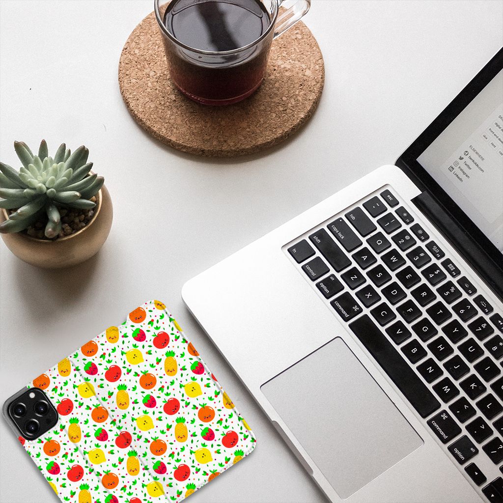 iPhone 13 Pro Max Flip Style Cover Fruits met kleurrijke fruitdesigns op bureau met laptop en planten.