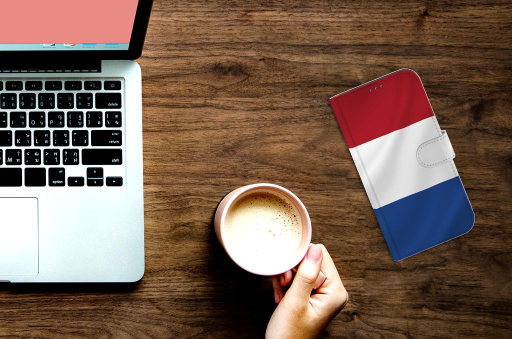 Apple iPhone 12 Pro Max Bookstyle Case Nederlandse Vlag met laptop en koffie op houten tafel.
