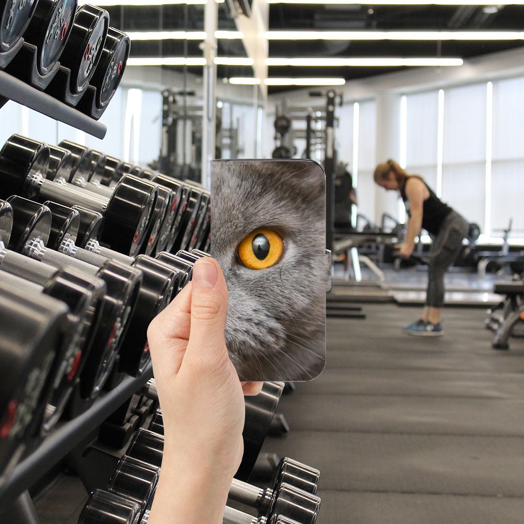 Telefoonhoesje met Pasjes Samsung Galaxy S24 Britse Korthaar met de intense blik van een kat in de hand.