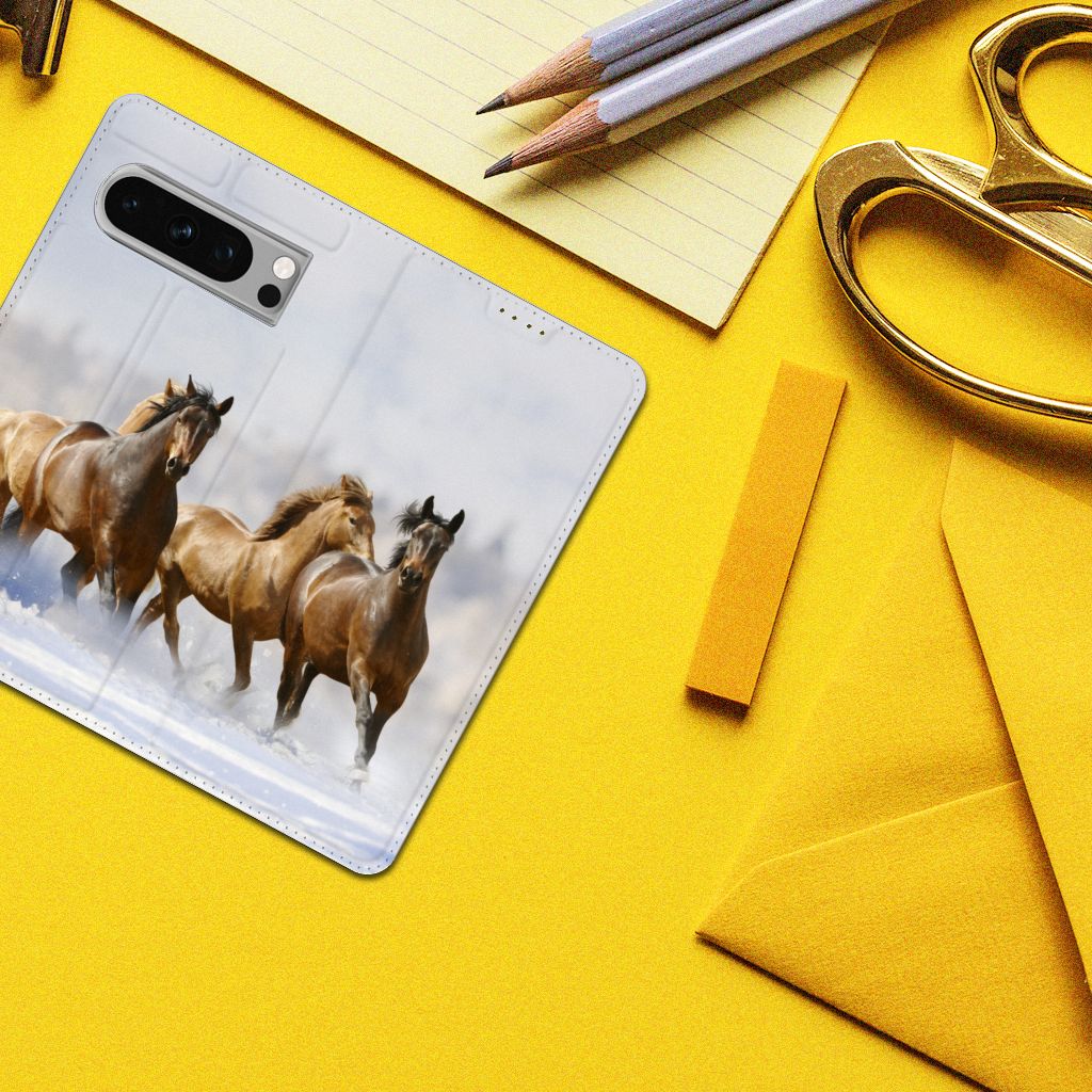 Google Pixel 8 Pro Hoesje maken Paarden met paardenprint op een kleurrijke achtergrond.