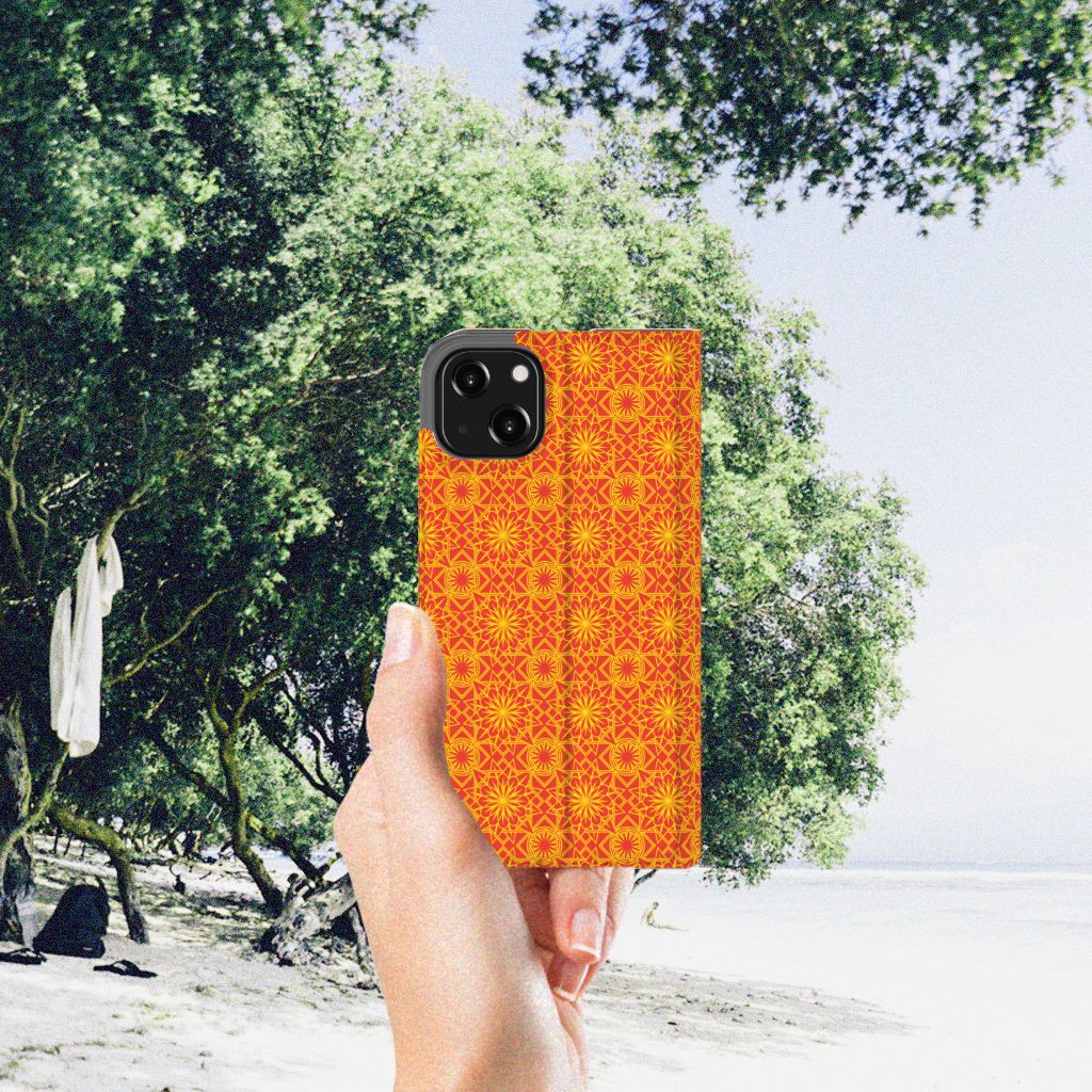iPhone 13 Hoesje met Magneet Batik Oranje