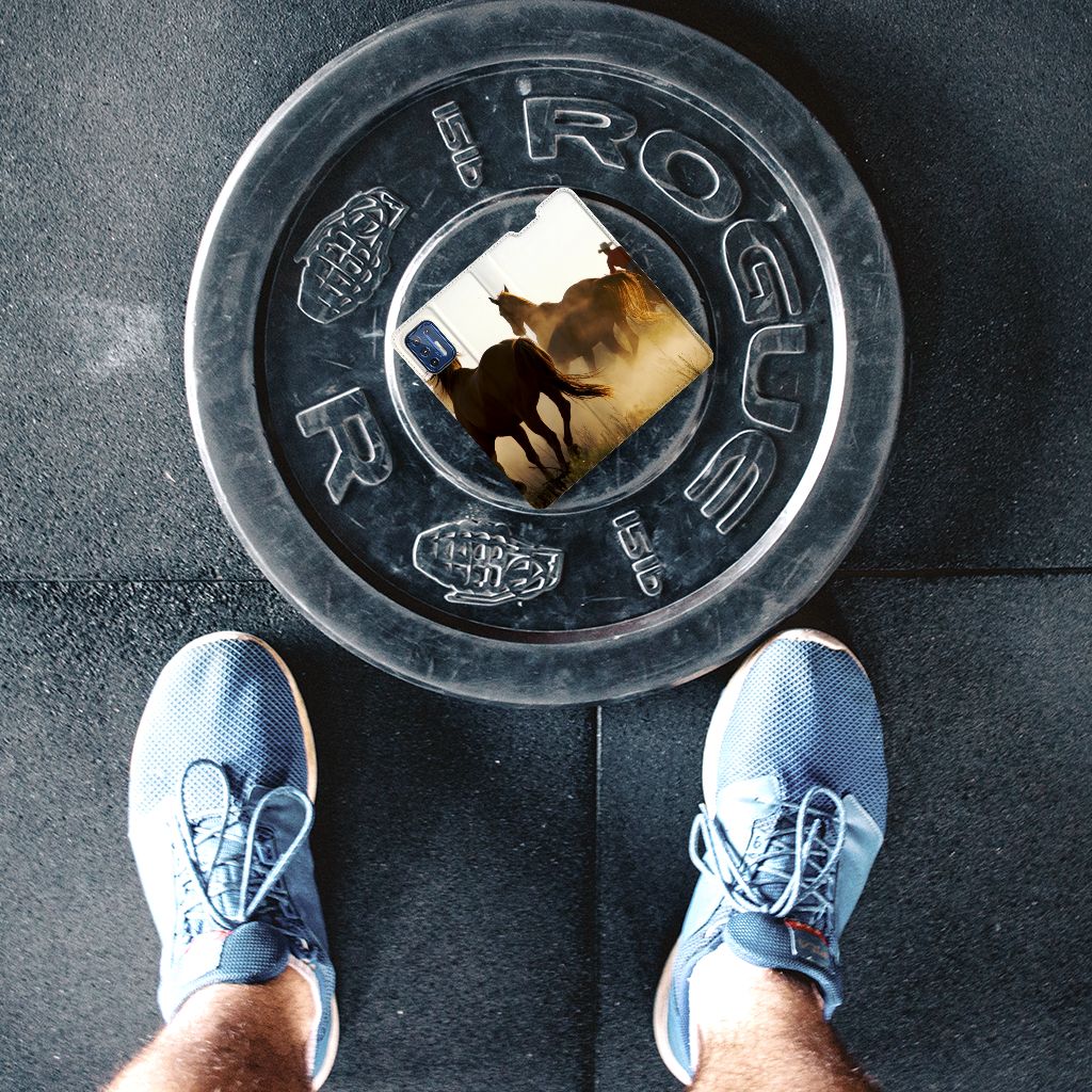 Motorola Moto G9 Plus Hoesje maken Design Cowboy met paardenprint op sportvloer met gewichten.