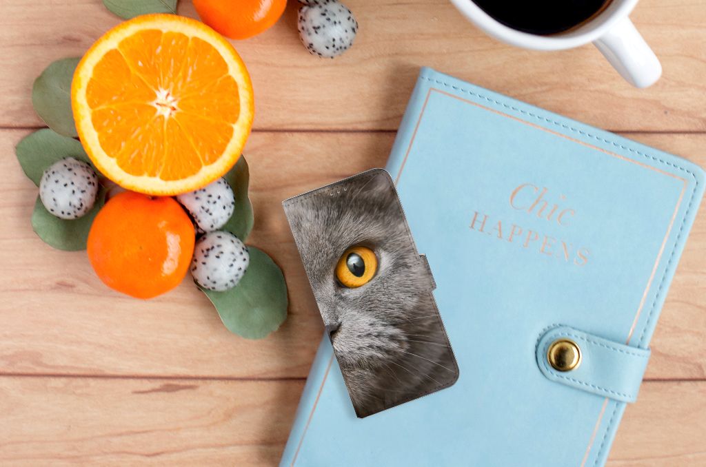 Telefoonhoesje met Pasjes Motorola Moto G60 Britse Korthaar op een bureau met fruit en een notitieboek.