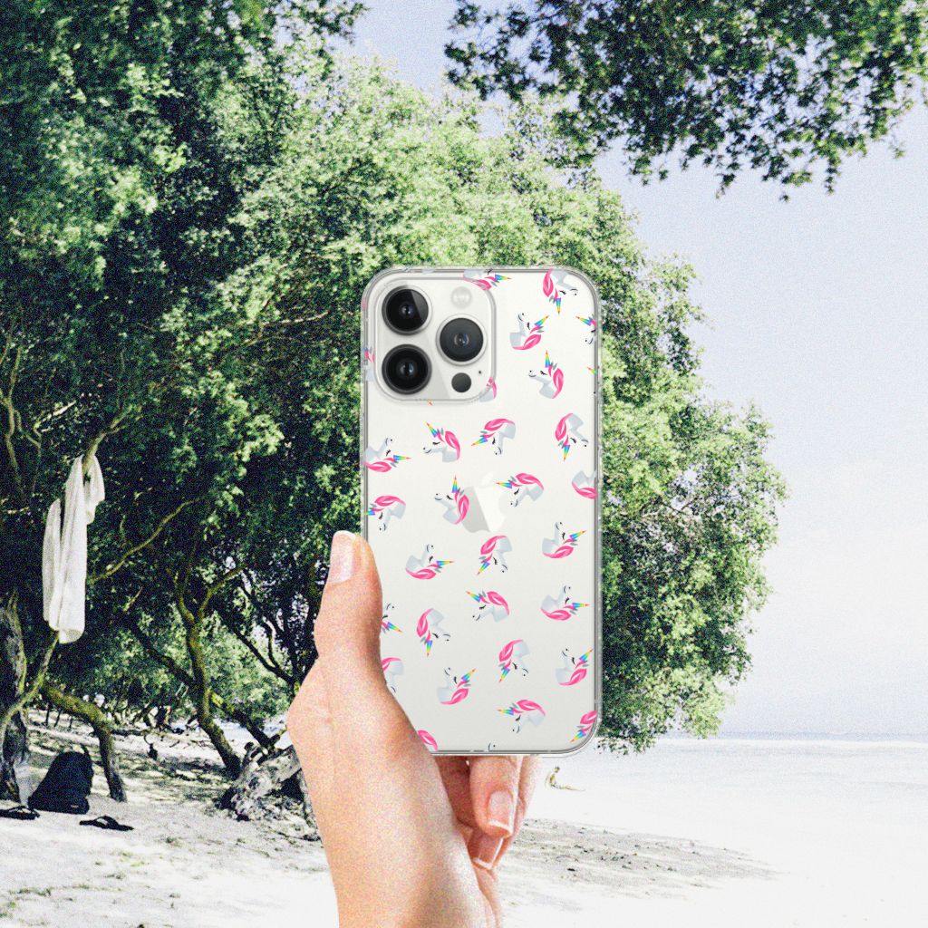 TPU bumper voor iPhone 13 Pro Max Unicorns met schattige eenhoorns op een strandachtergrond.
