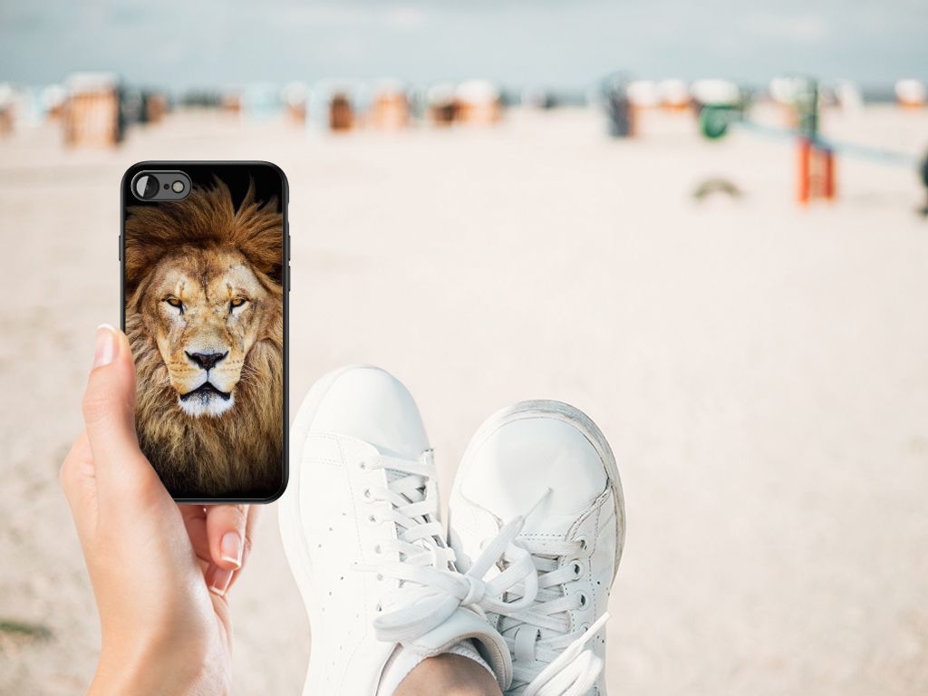 iPhone SE 2022 | SE 2020 | 7/8 Dierenprint Telefoonhoesje Leeuw in hand op het strand