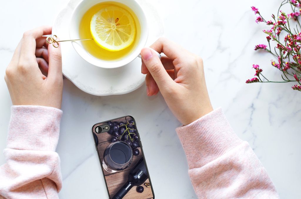 iPhone SE 2022 | SE 2020 | 7/8 Back Cover Hoesje Wijn met kopje thee en citroen op marmeren tafel.