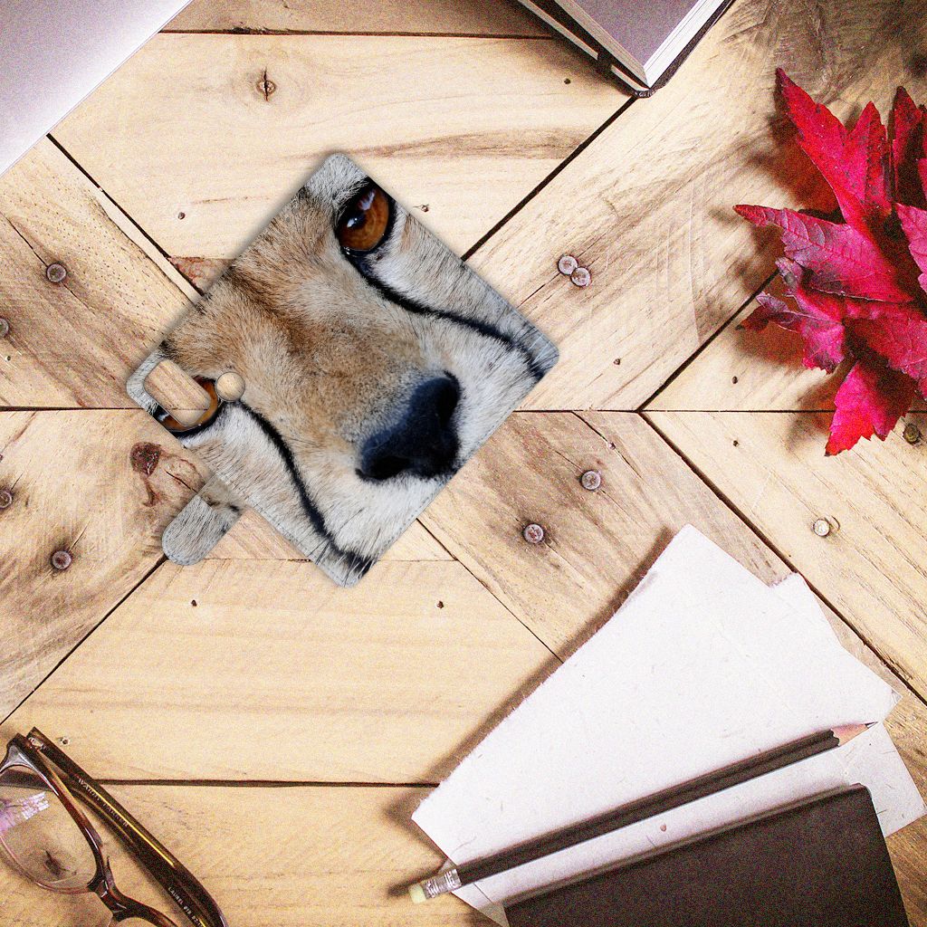 Alcatel 1S (2021) Telefoonhoesje met Pasjes Cheetah close-up van cheeta op houten tafel.