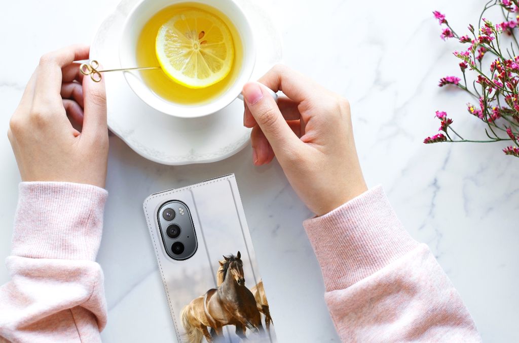 Motorola Edge 30 Pro Hoesje maken Paarden met paardenprint en een kopje thee op een tafel.