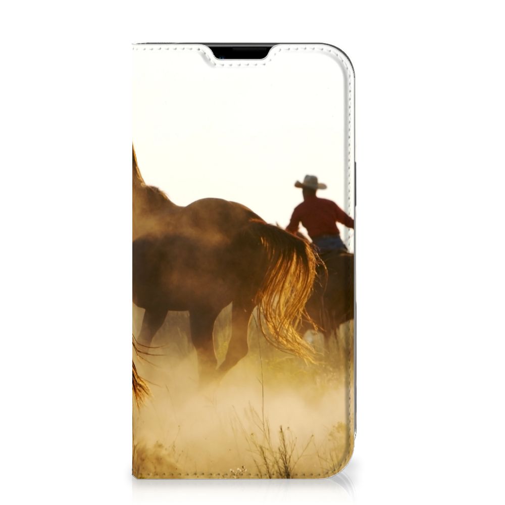 Apple iPhone 14 Plus Hoesje maken Design Cowboy met afbeelding van een cowboy en paarden in de natuur.