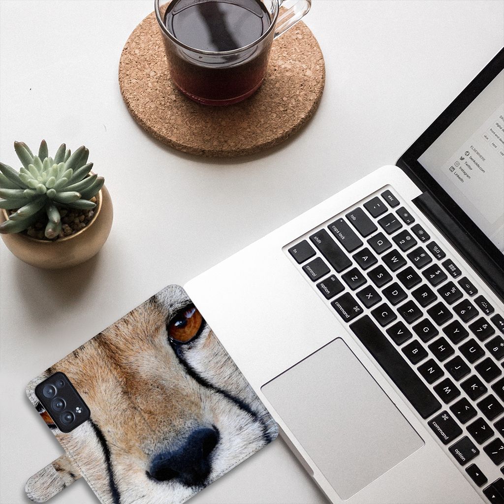 OPPO Reno 6 Pro Plus 5G Telefoonhoesje met Pasjes Cheetah met close-up afbeelding van cheeta op bureau