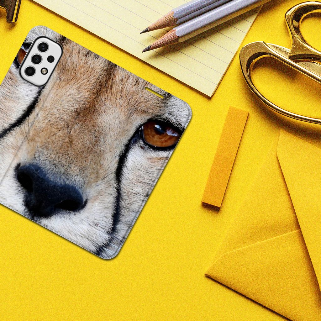 Samsung Galaxy A23 Hoesje maken Cheetah met close-up van cheetah op een gele achtergrond.