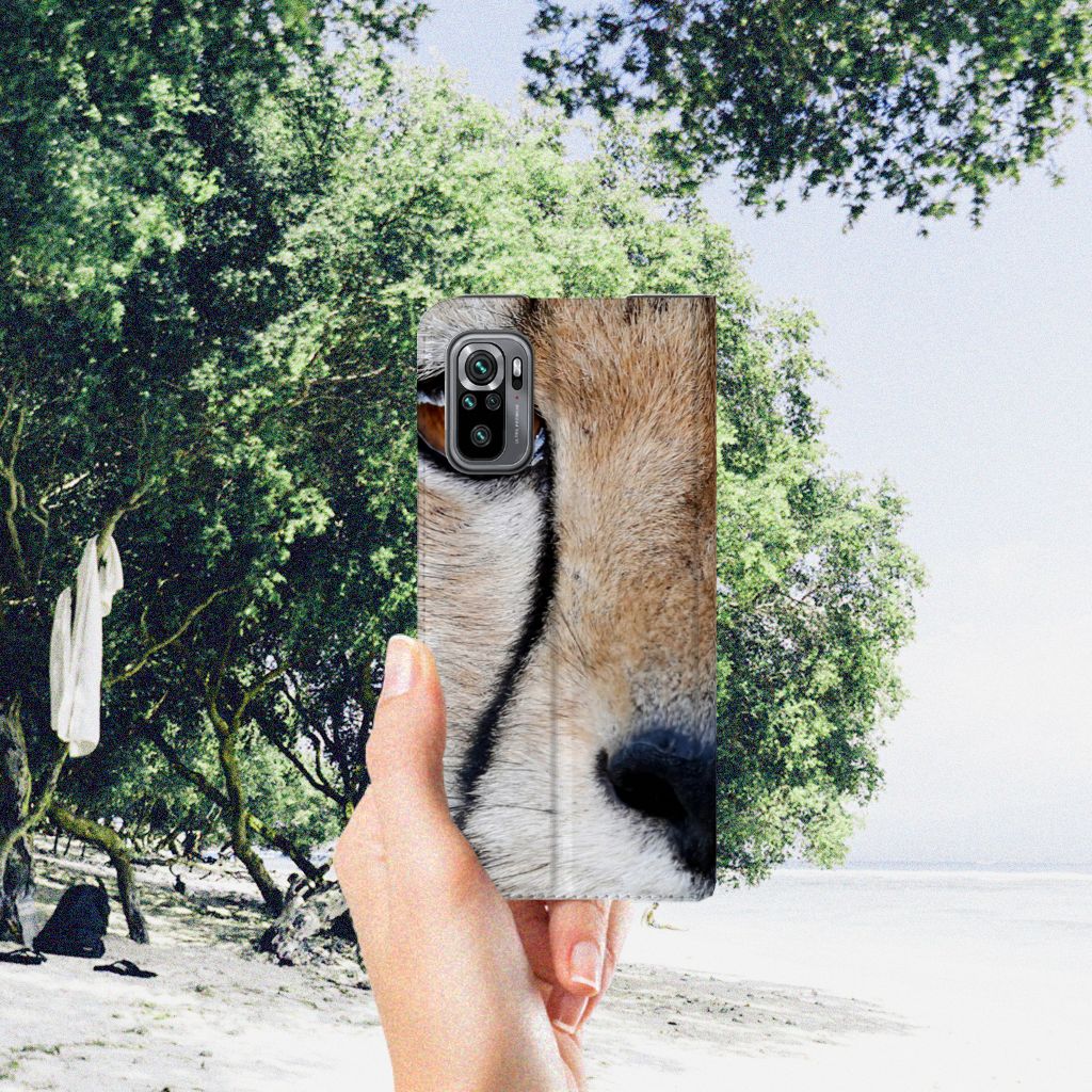 Xiaomi Redmi Note 10/10T 5G | Poco M3 Pro Hoesje maken Cheetah close up design with cheetah print on a phone case.