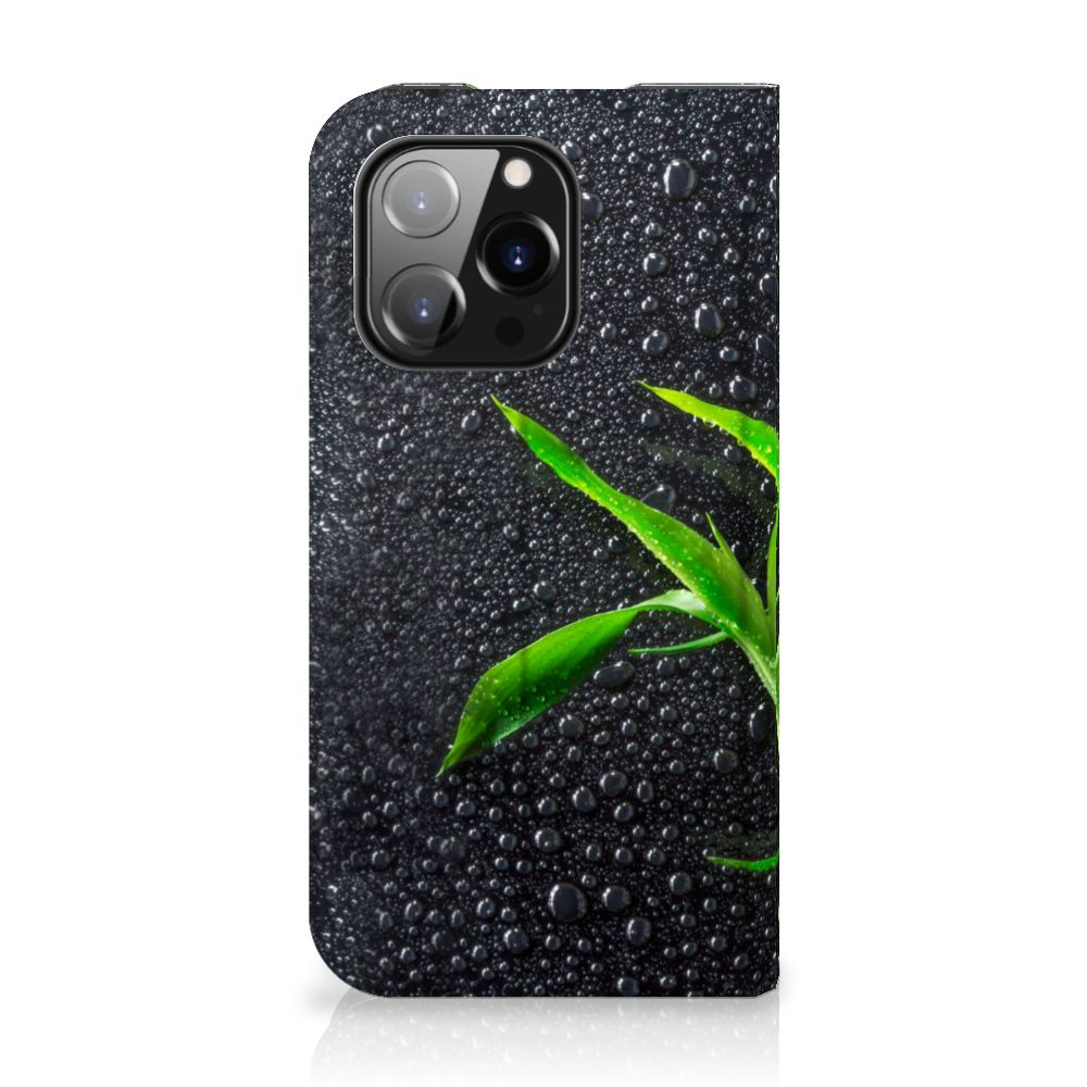 iPhone 14 Pro Smart Cover Orchidee met een elegante orchidee op een waterdruppel achtergrond.