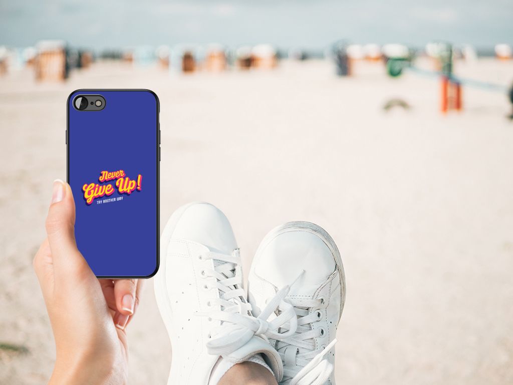 iPhone SE 2022 | SE 2020 | 7/8 Telefoon Hoesje met tekst Never Give Up op het strand in hand met sneakers