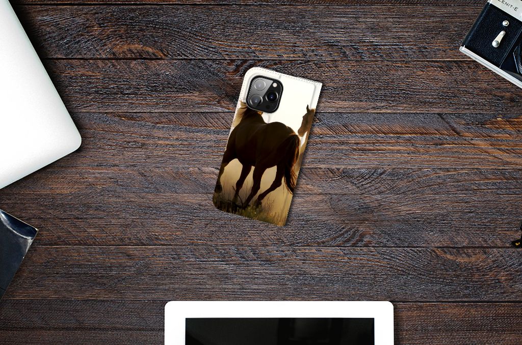 iPhone 14 Pro Max Hoesje maken Design Cowboy met silhouet van paarden op een houten tafel.