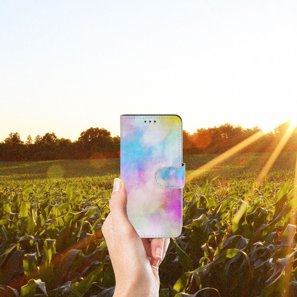 Hoesje Xiaomi Mi 9 SE Watercolor Light in hand met pastelkleuren tegen een zonsondergang in het veld.