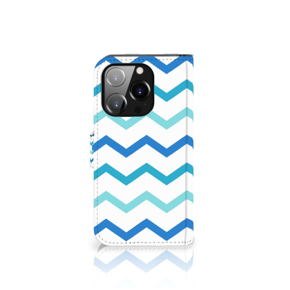 iPhone 14 Pro Telefoon Hoesje Zigzag Blauw met zigzag patroon in verschillende blauwtinten.