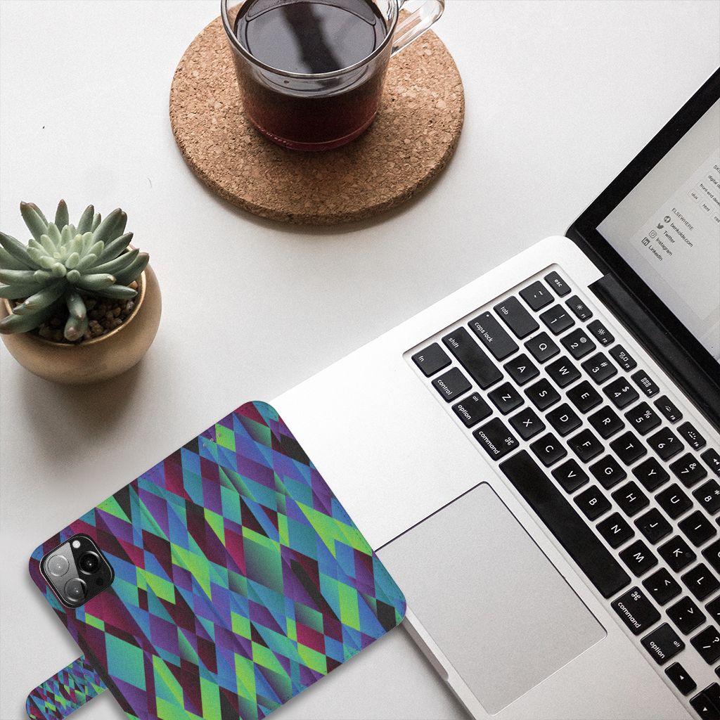 iPhone 13 Pro Max Book Case Abstract Green Blue op een bureau met een laptop en een plant 🌱.
