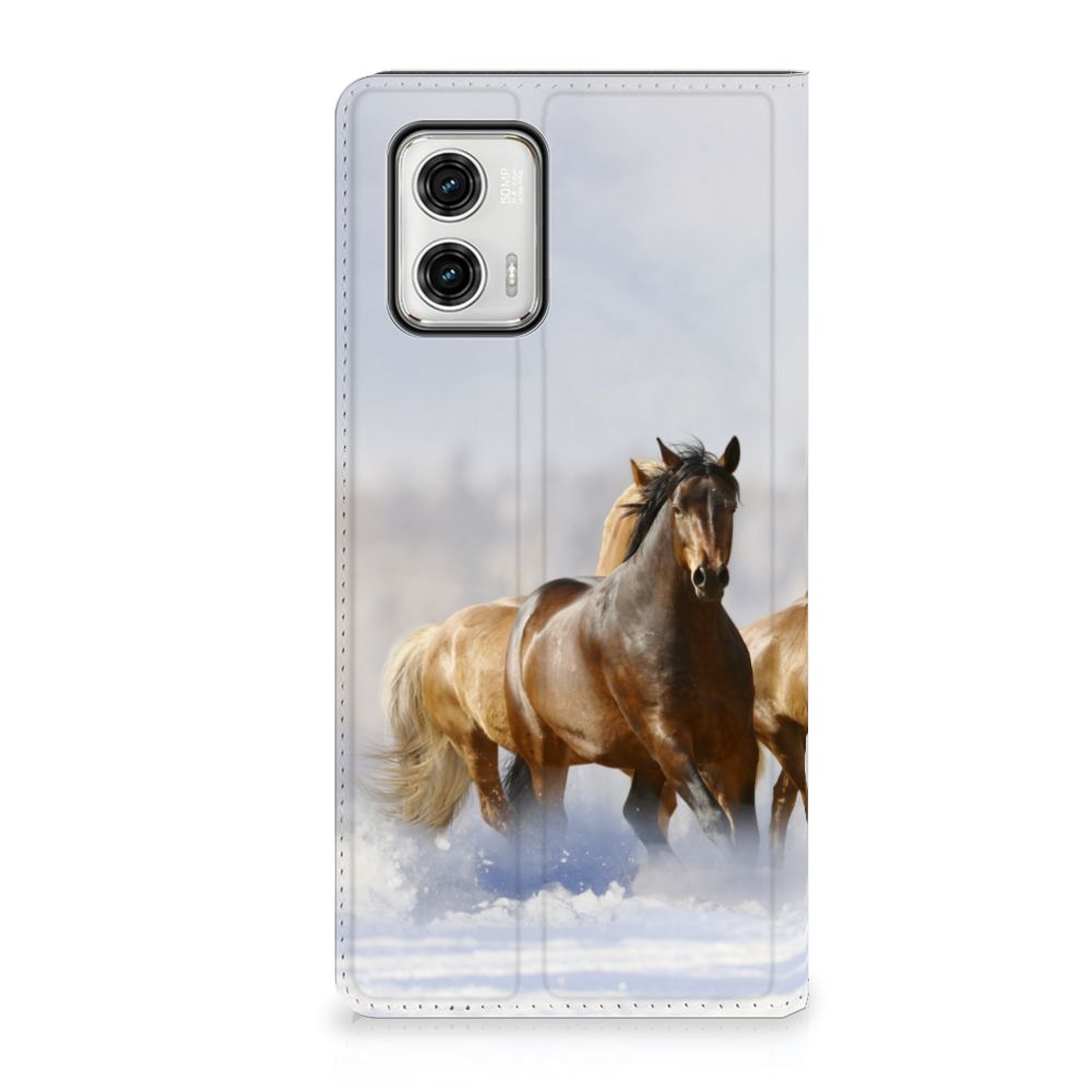 Motorola Moto G73 Hoesje maken Paarden met stijlvol paardenprint design in de sneeuw.