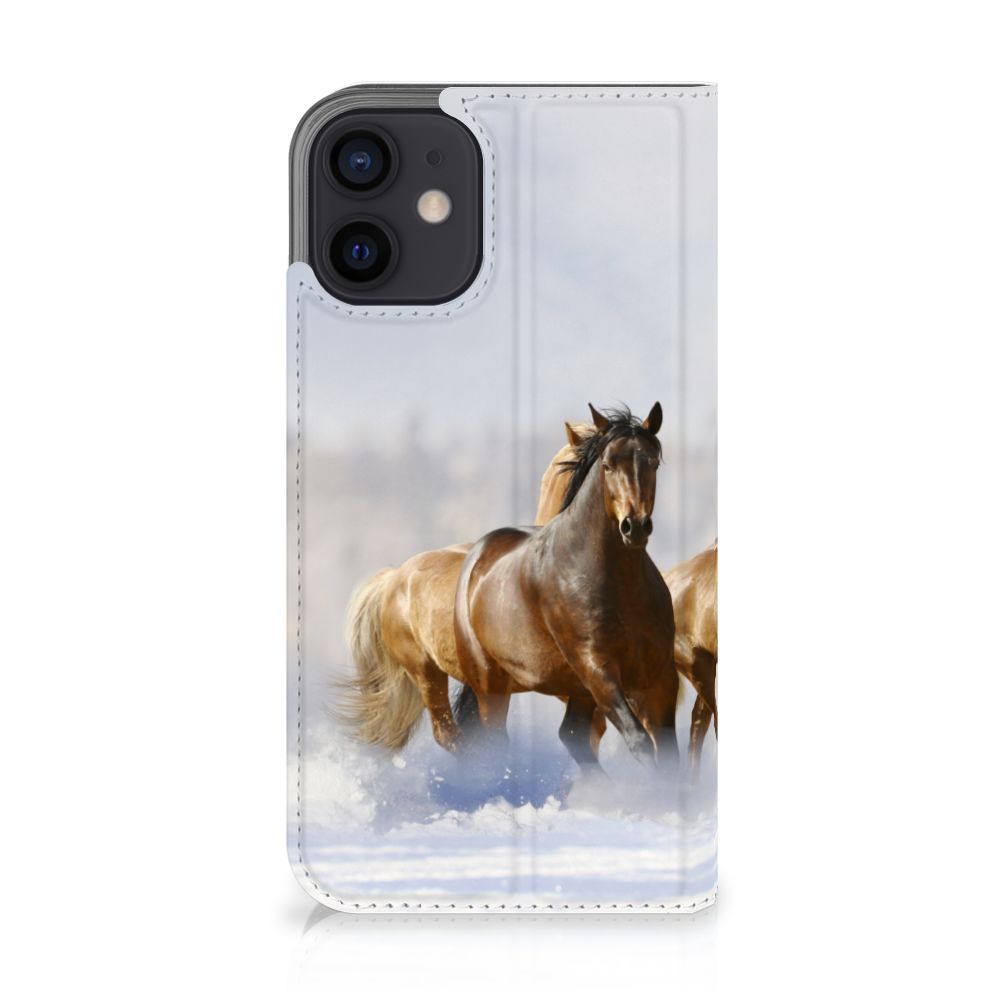 iPhone 12 Mini Hoesje maken Paarden met een mooie print van rennende paarden in de sneeuw.