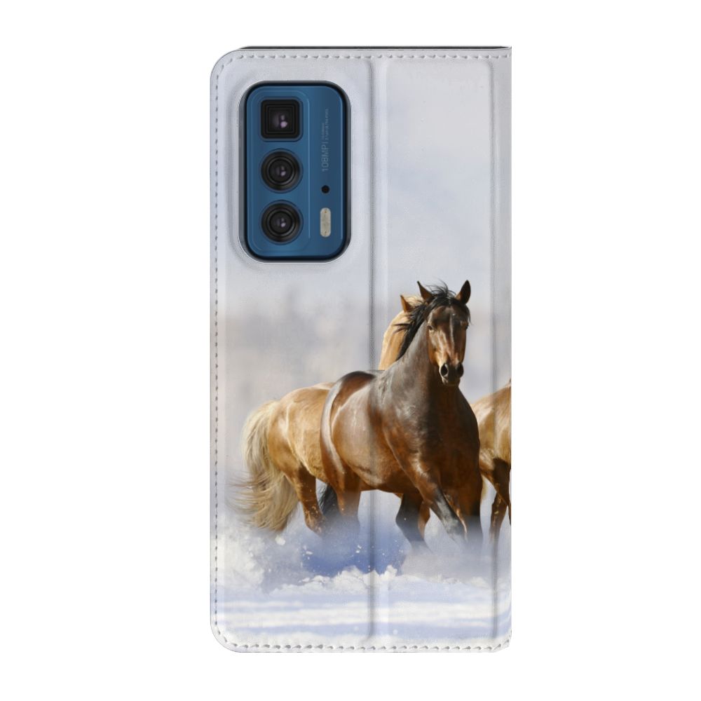 Motorola Edge 20 Pro Hoesje maken Paarden met een afbeelding van krachtige renpaarden in een natuurlijke omgeving.