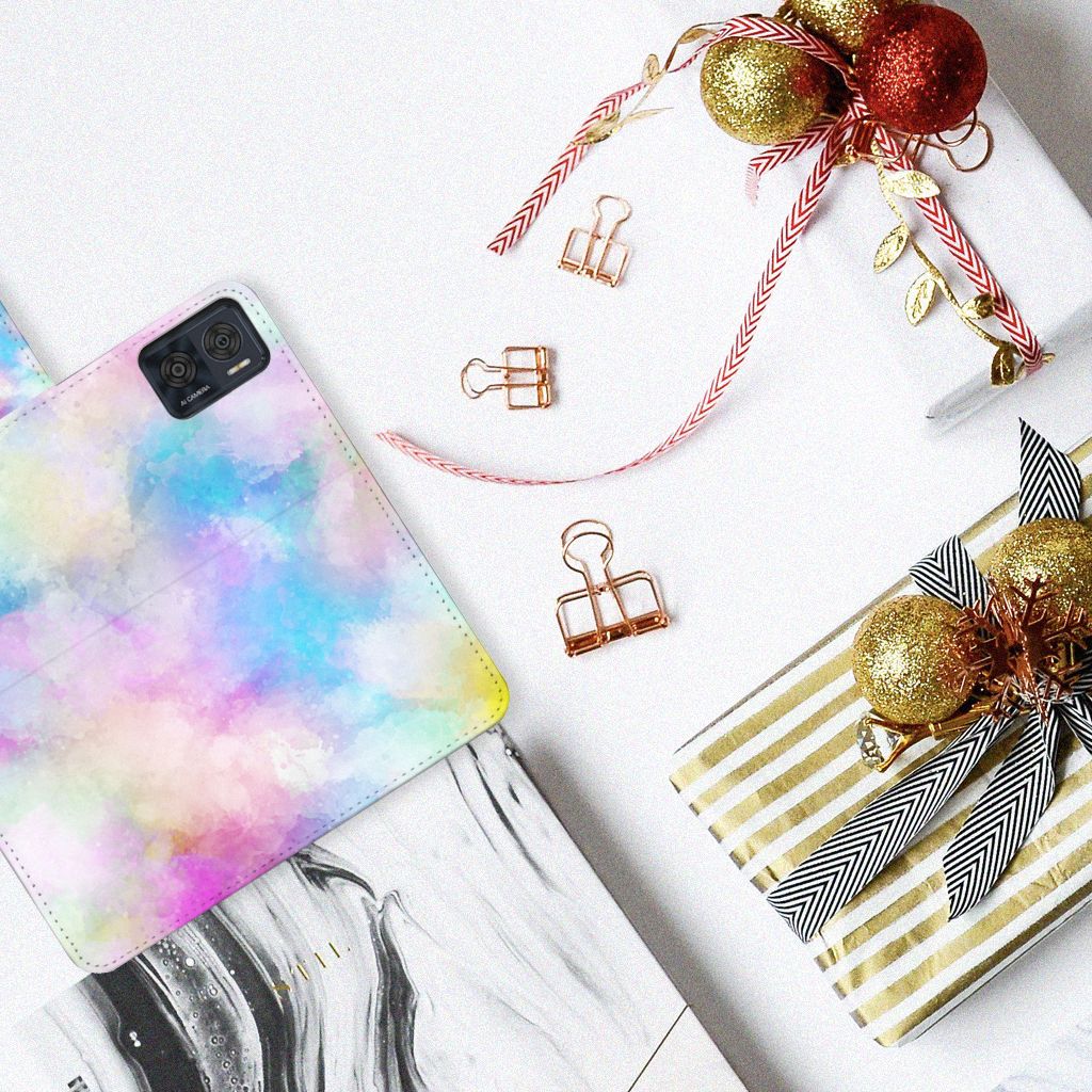 Hoesje Motorola Moto E22 | E22i Watercolor Light op een tafel met kerstdecoraties en geschenken.