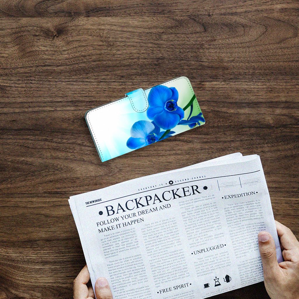 Samsung Galaxy A14 4G Hoesje Orchidee Blauw - Cadeau voor je Moeder met bloemprint op een houten tafel.