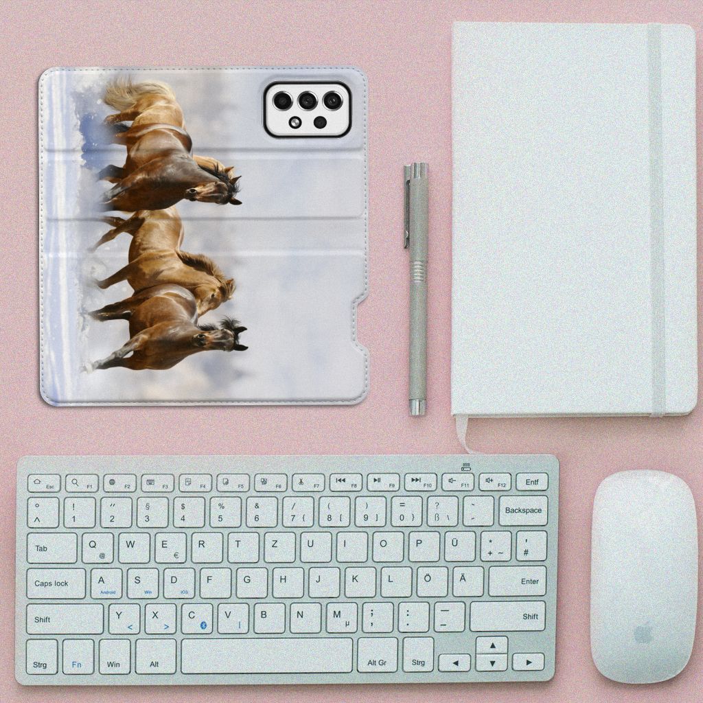Samsung Galaxy A73 Hoesje maken Paarden met een print van rennende paarden op een bureau