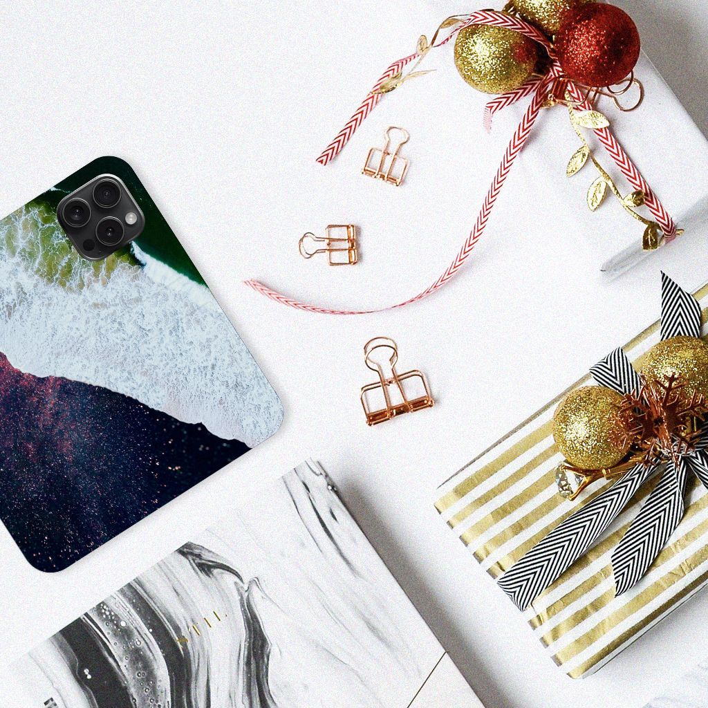 iPhone 15 Pro Stand Case Sea in Space op een stijlvolle tafel met cadeaus en accessoires.