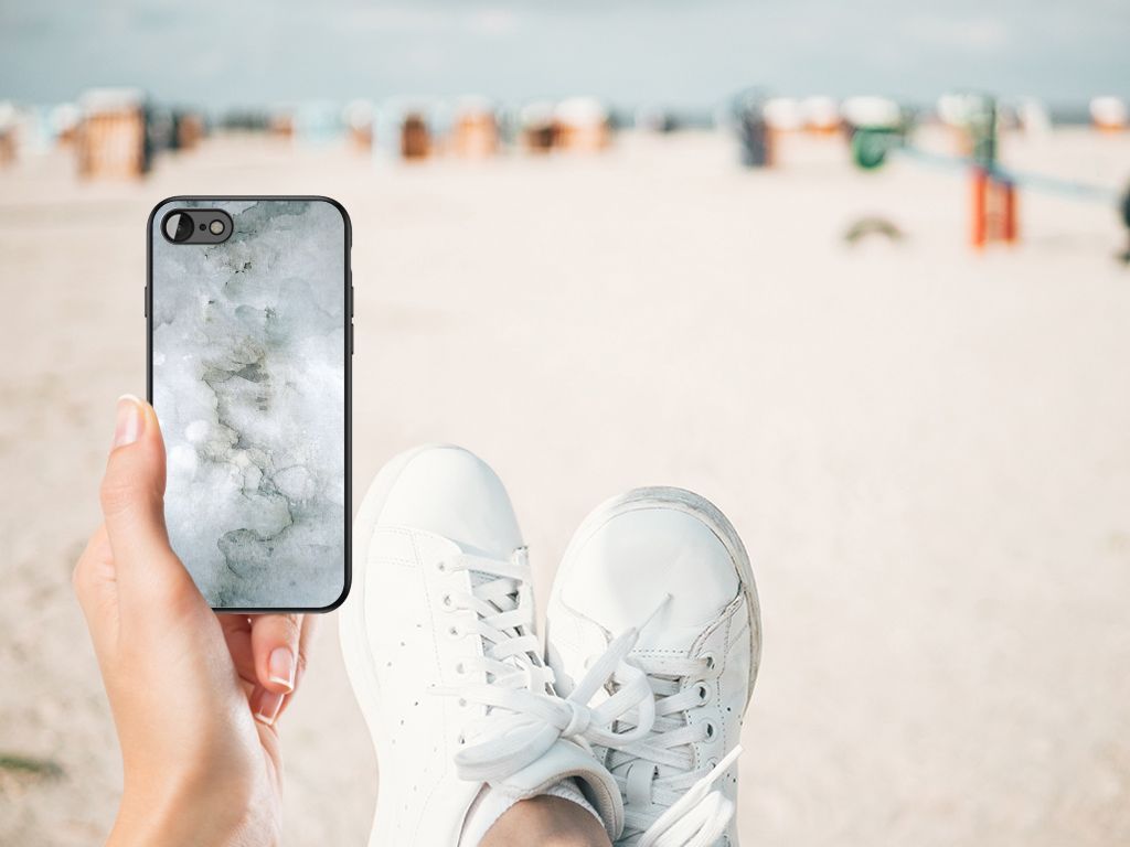 Kleurrijke Telefoonhoesje iPhone SE 2022 | SE 2020 | 7/8 Painting Grey in hand on beach with white sneakers.