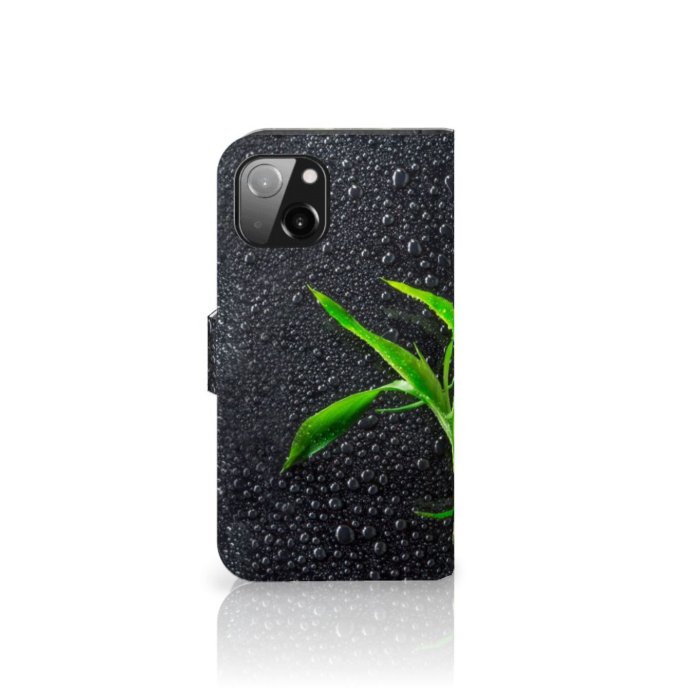 Apple iPhone 13 Hoesje Orchidee met een elegante groene plant op een zwarte achtergrond met druppels.