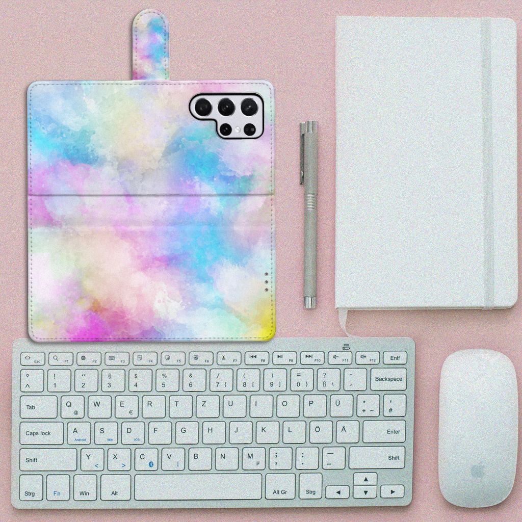Hoesje Samsung Galaxy S22 Ultra Watercolor Light met pastelkleuren op een bureau met toetsenbord en notitieboek.