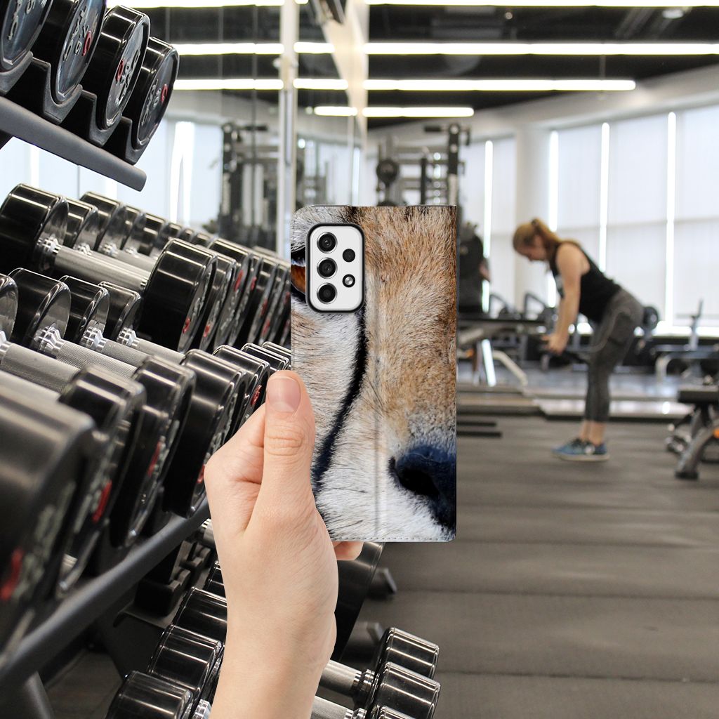 Samsung Galaxy A73 Hoesje maken Cheetah in hand terwijl iemand traint in de sportschool.