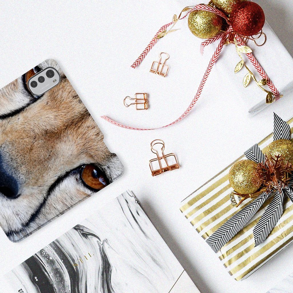 Motorola Moto E32 | Moto E32s Hoesje maken Cheetah close-up design met cheetah print op een tafel vol feestdecoraties.
