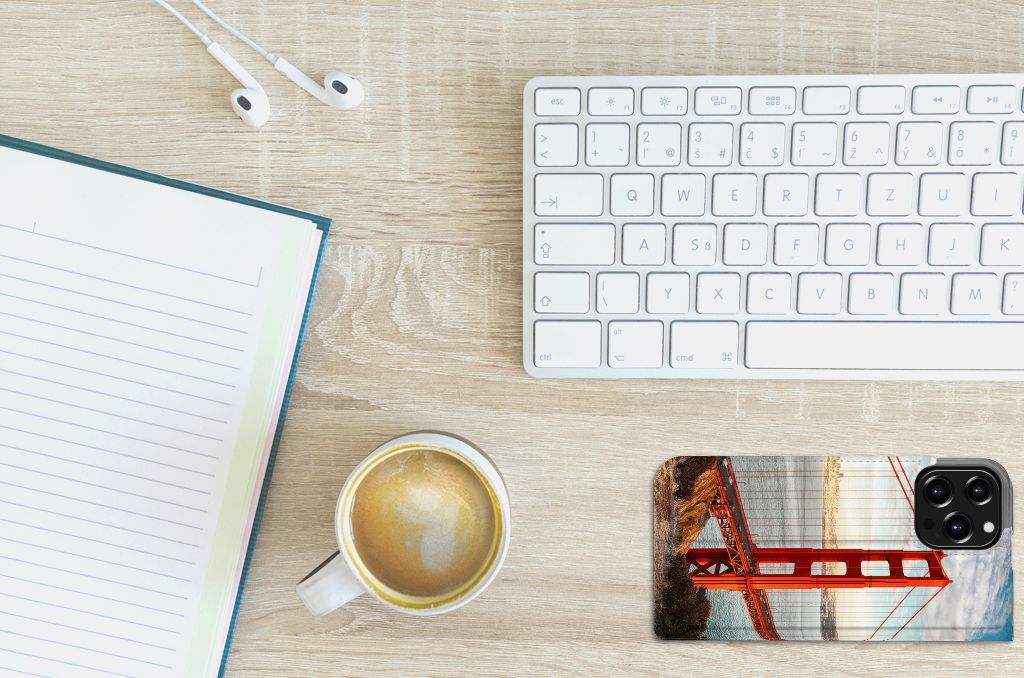 iPhone 13 Pro Max Book Cover Golden Gate Bridge op een bureau met koffie, notitieboek en toetsenbord.
