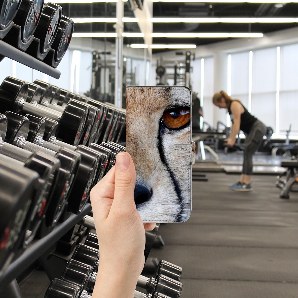 OPPO Find X5 Telefoonhoesje met Pasjes Cheetah in sportschool met cheeta close-up